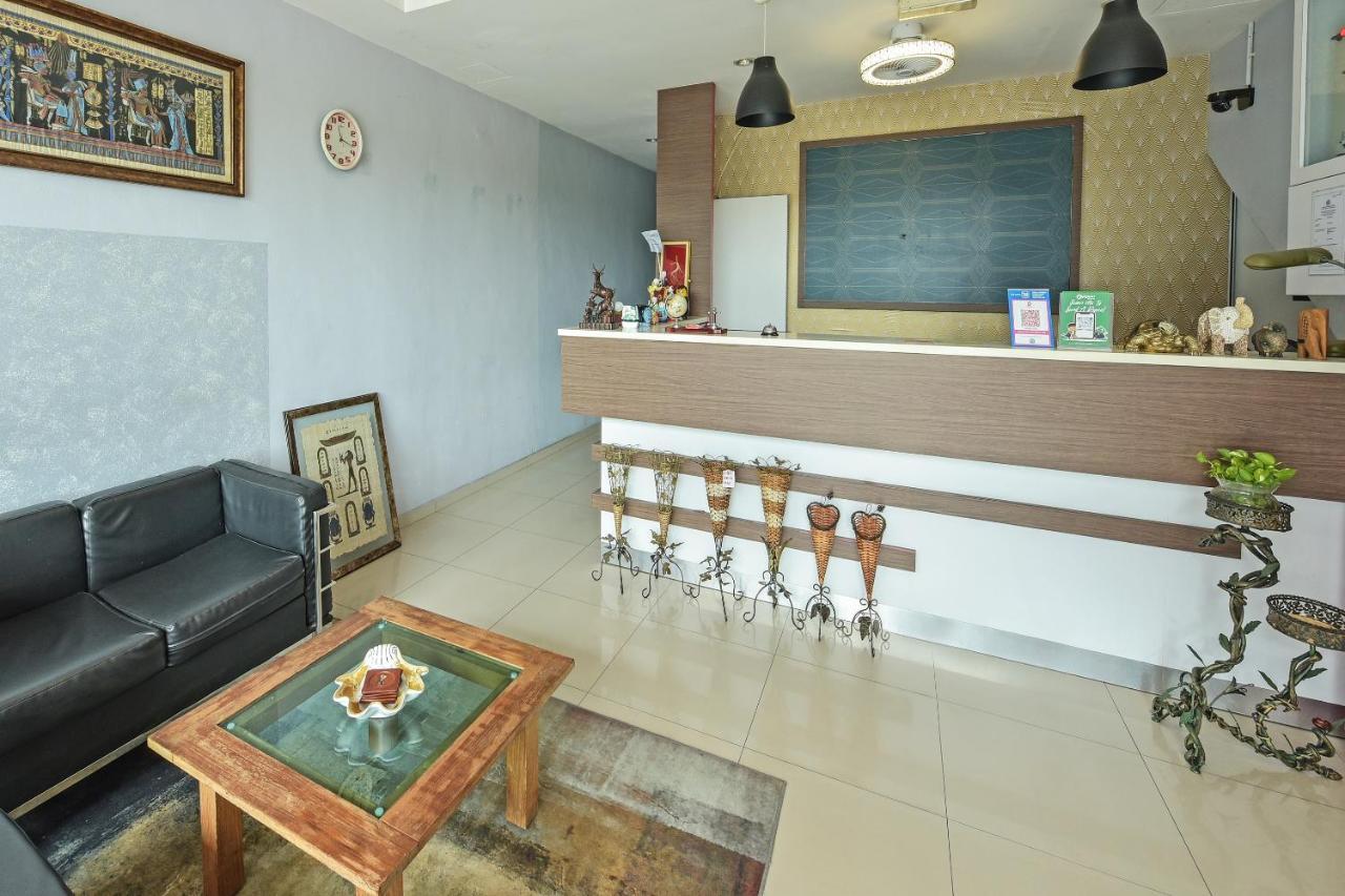 Oyo 90644 M Three Hotel Ситиаван Экстерьер фото
