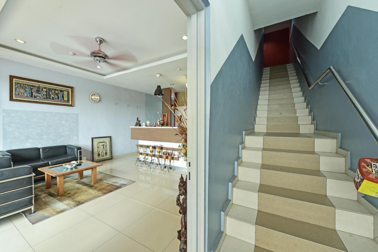 Oyo 90644 M Three Hotel Ситиаван Экстерьер фото