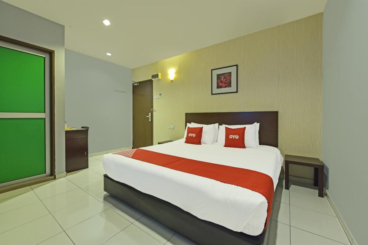 Oyo 90644 M Three Hotel Ситиаван Экстерьер фото