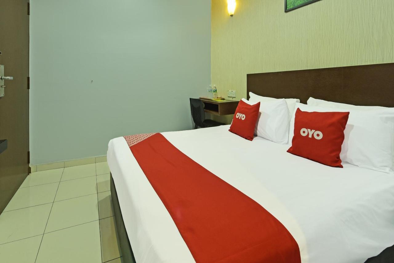 Oyo 90644 M Three Hotel Ситиаван Экстерьер фото