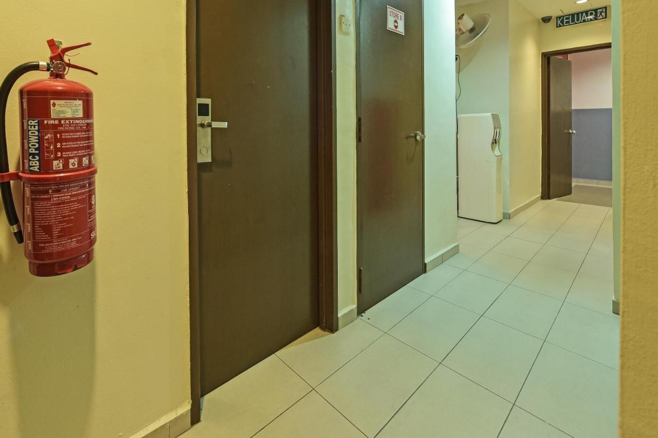 Oyo 90644 M Three Hotel Ситиаван Экстерьер фото