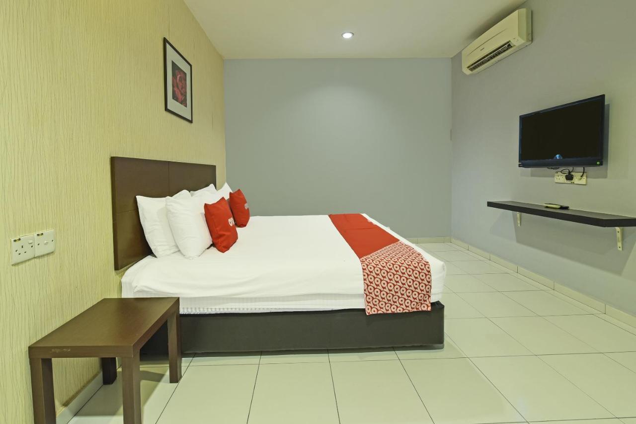 Oyo 90644 M Three Hotel Ситиаван Экстерьер фото