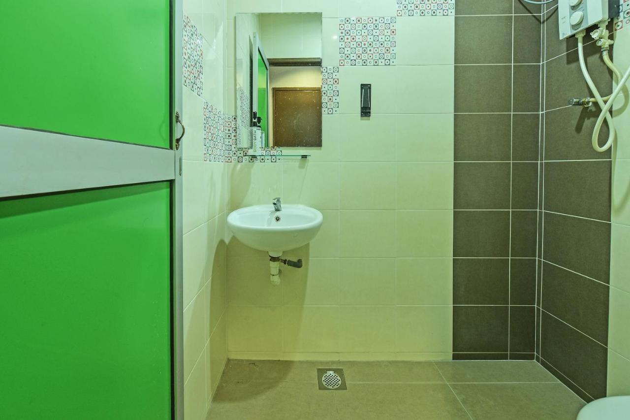 Oyo 90644 M Three Hotel Ситиаван Экстерьер фото