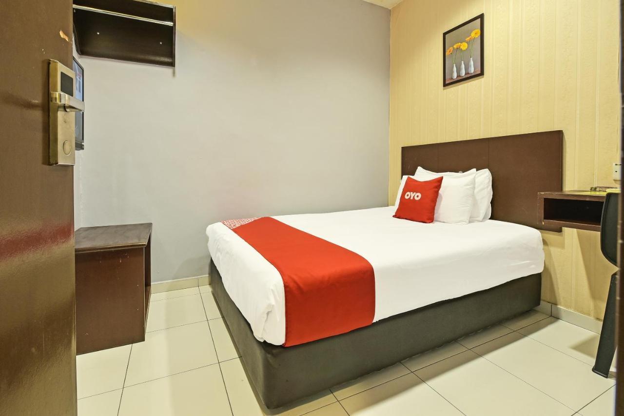 Oyo 90644 M Three Hotel Ситиаван Экстерьер фото